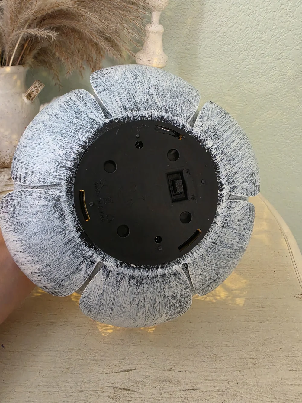 New In Box - Solar Lotus Flower Garden Light - Crackle Glass Globe - Gray Whitew